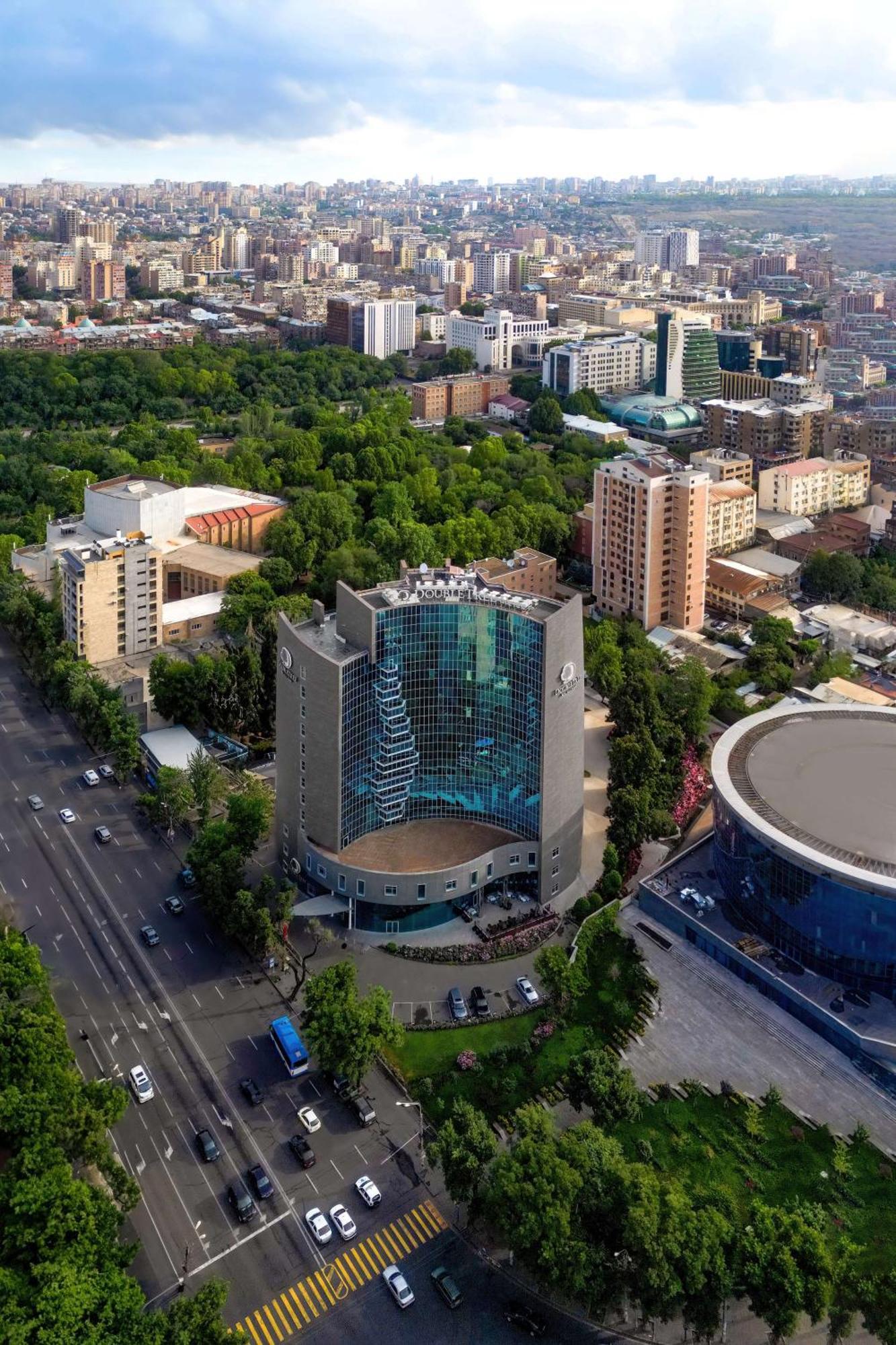 Doubletree By Hilton Yerevan City Centre Buitenkant foto